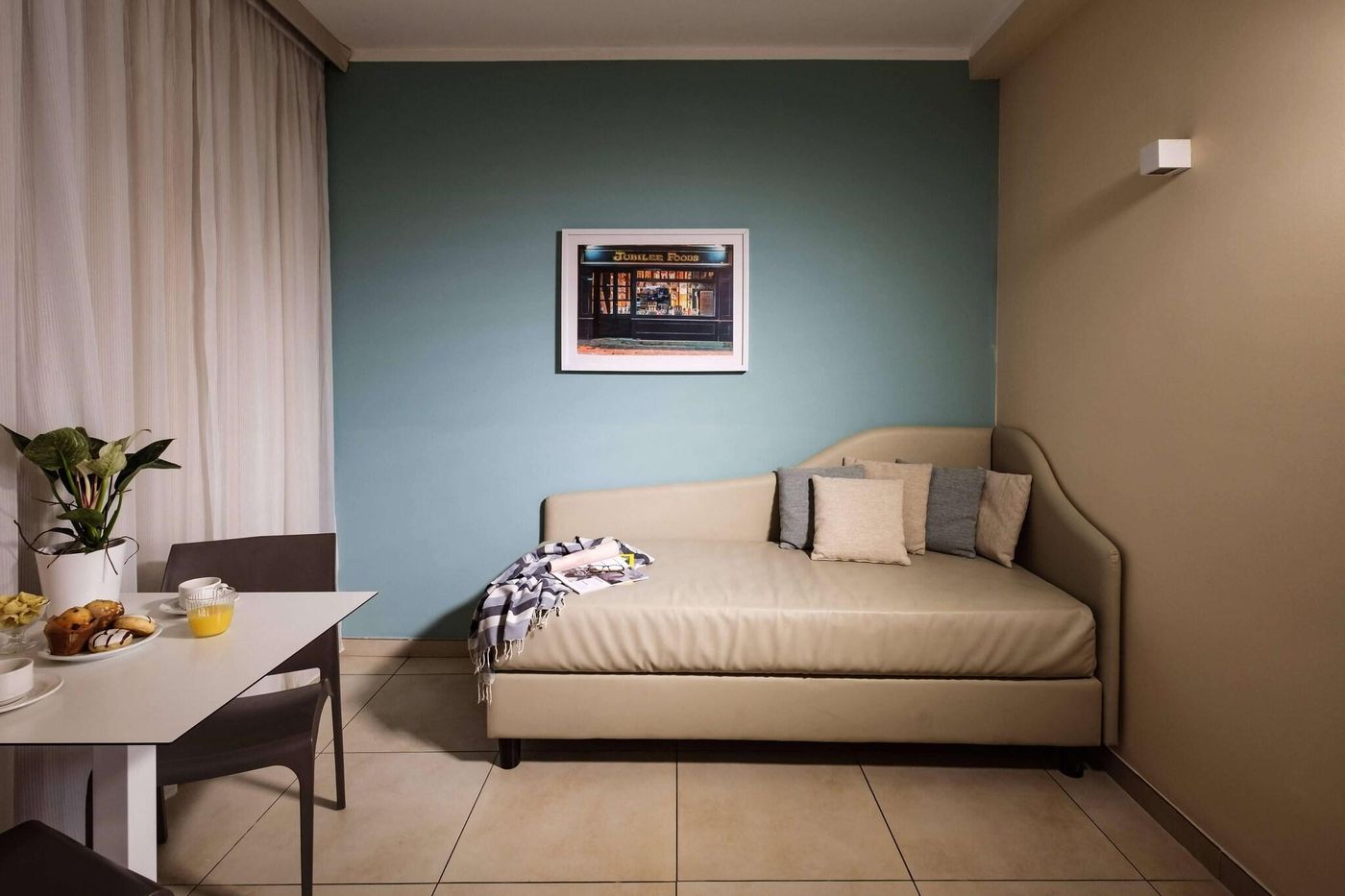 Hotel-115-The-Strand-Hotel-and-Suites-Room-22