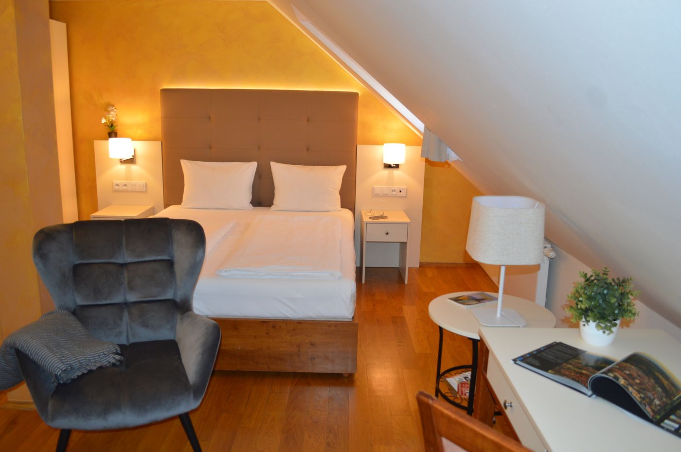 The-Golden-Wheel-Room-7