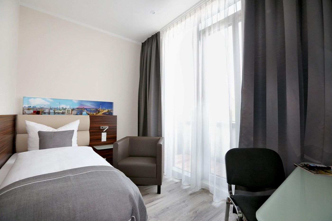 H24-Hoteltow-Room-15