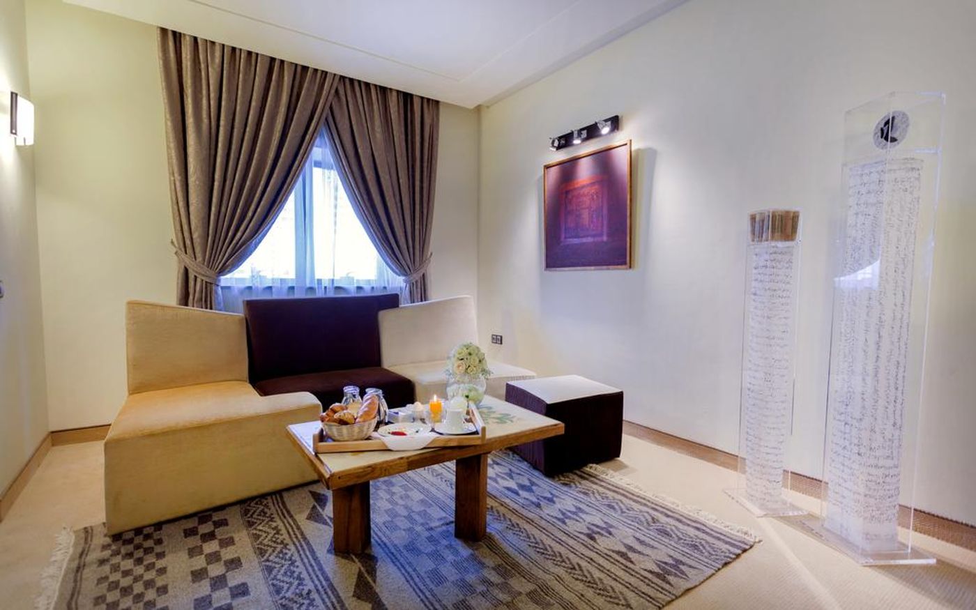 Business-Hotel-Room-15