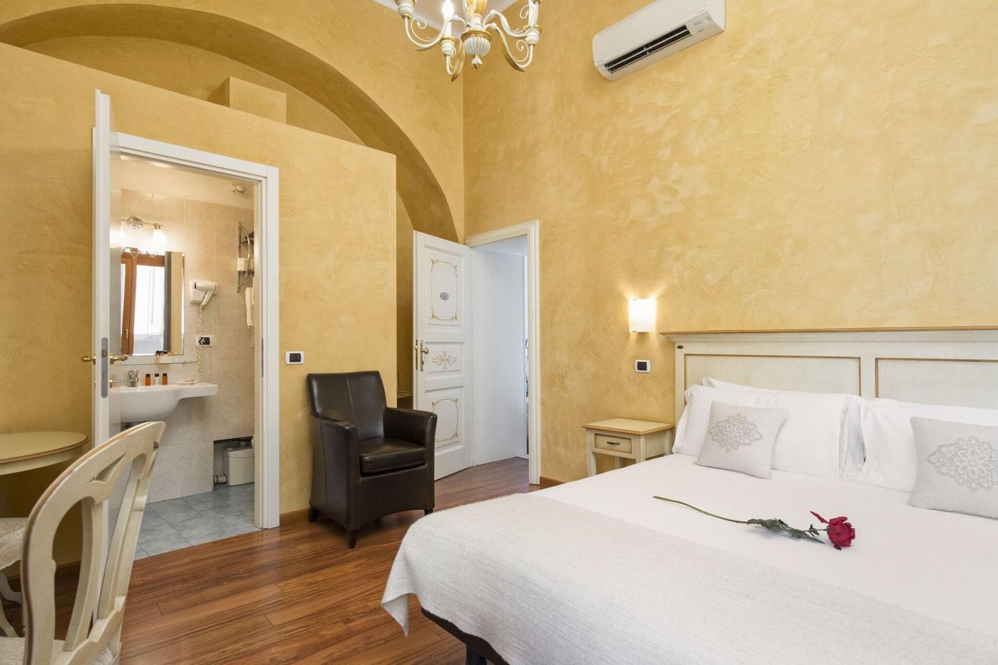 Navona-Tower-Relais-Room-3