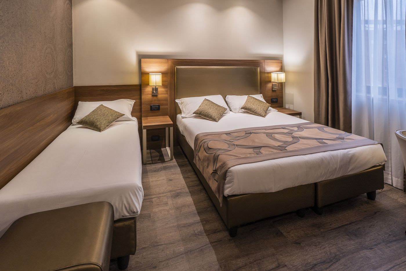 Smart-Hotel-Holiday-Room-18