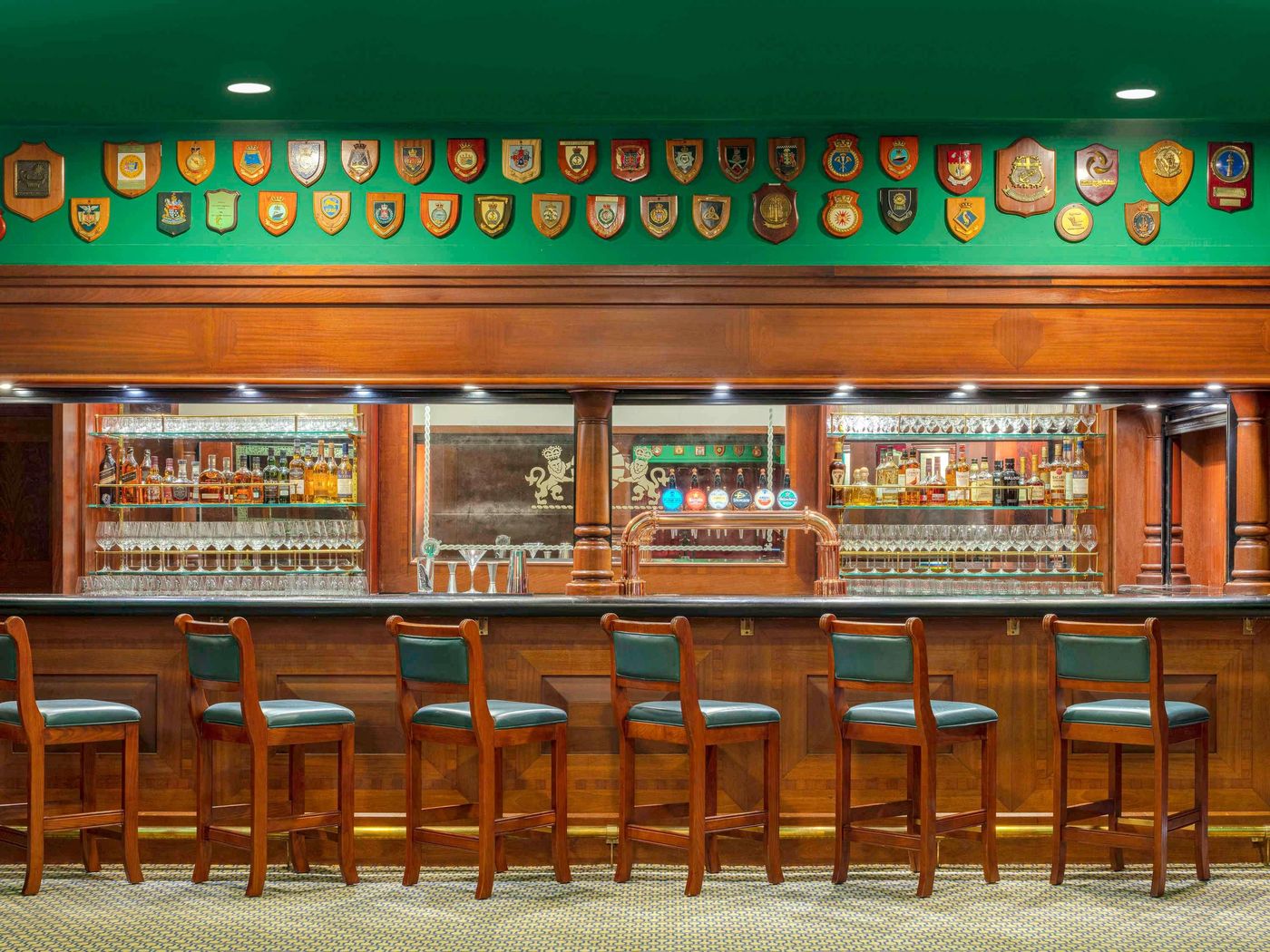 Queen-Elizabeth-2-Hotel-Bar-65