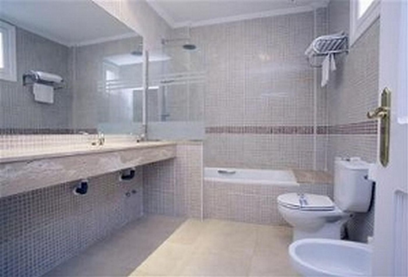 Lloyds-Beach-Club-Room-39