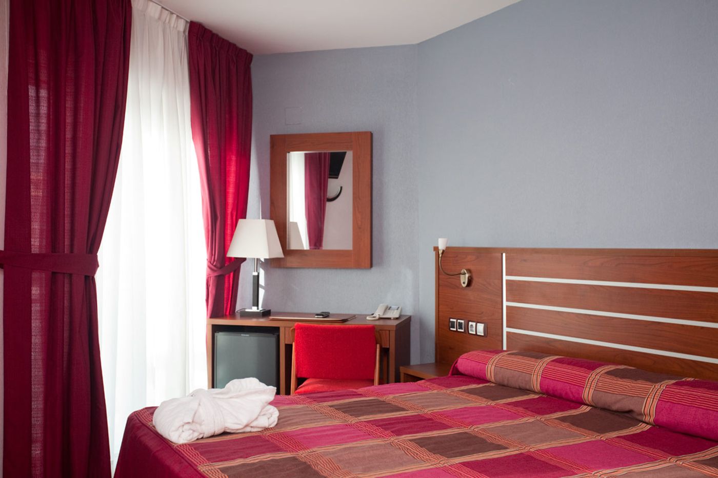 La Familia Gallo Rojo