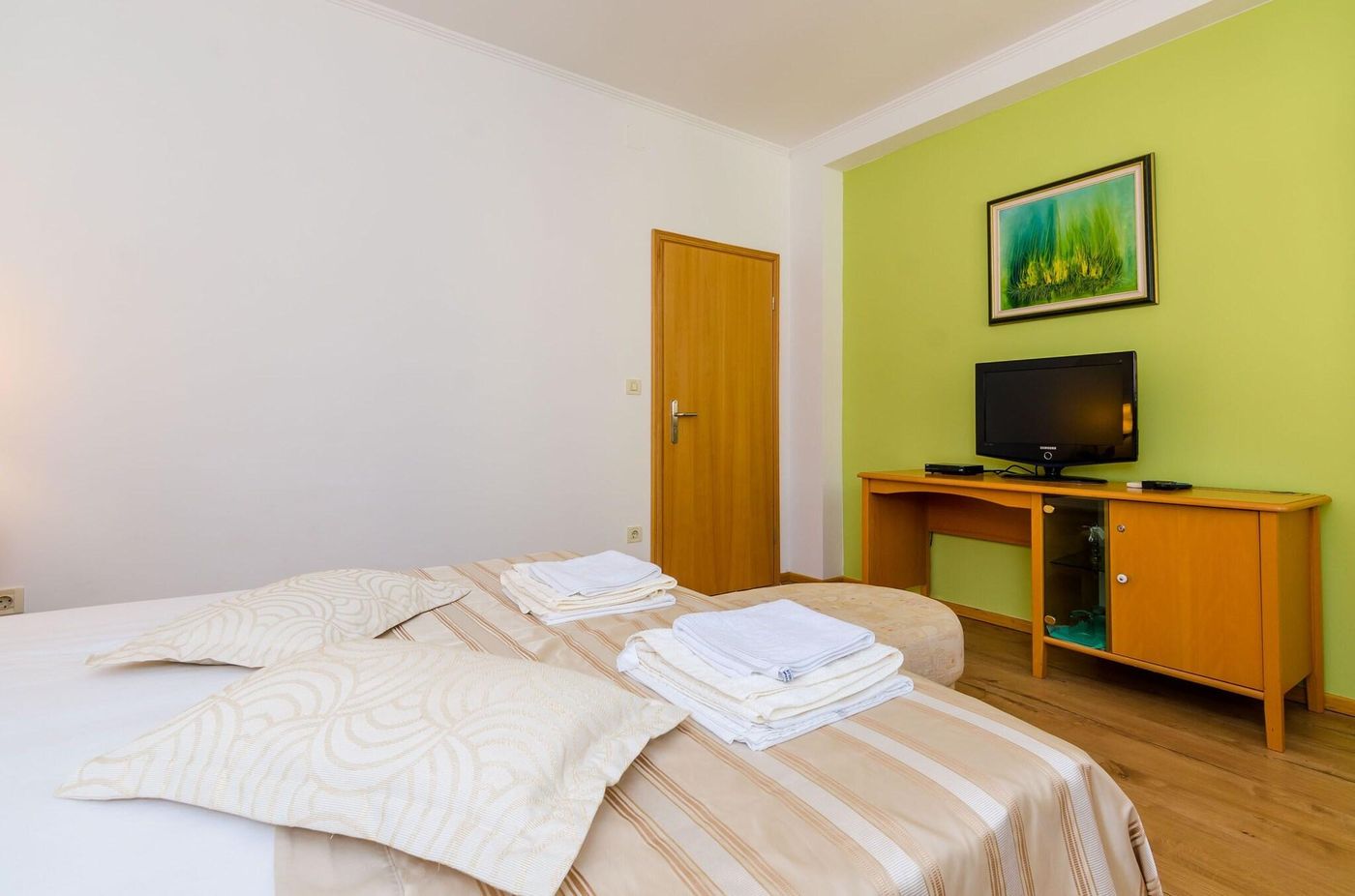 Apartments---Rooms-V-M-Lobby-37