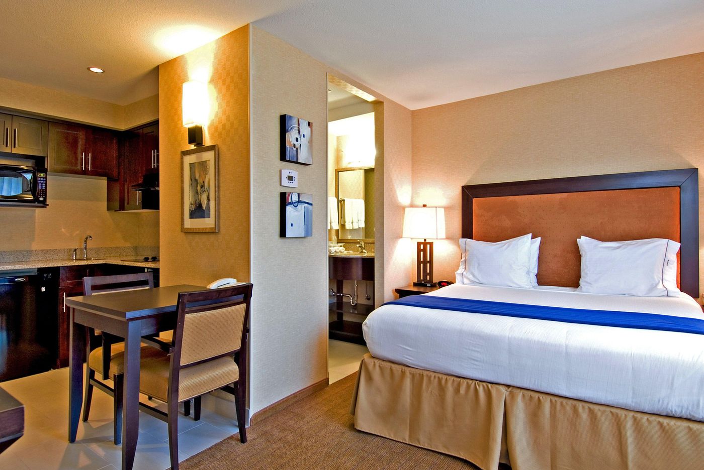 Holiday-Inn-Express---Suites-Riverport-Room-14