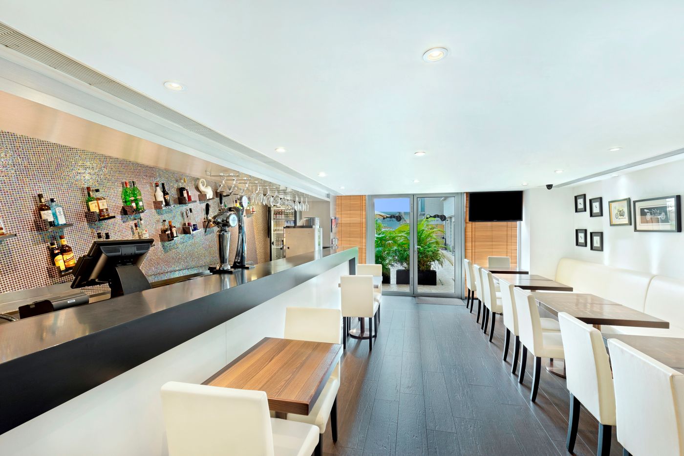 Harbour-Plaza-8-Degrees-Bar-11