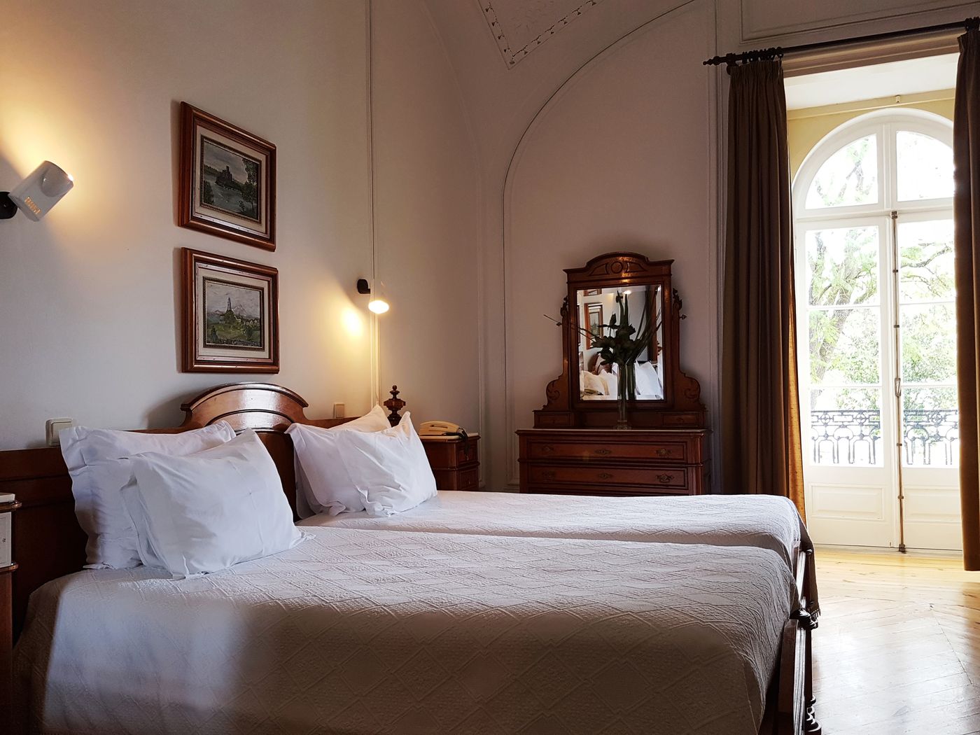 Hotel-De-Moura-Room-10