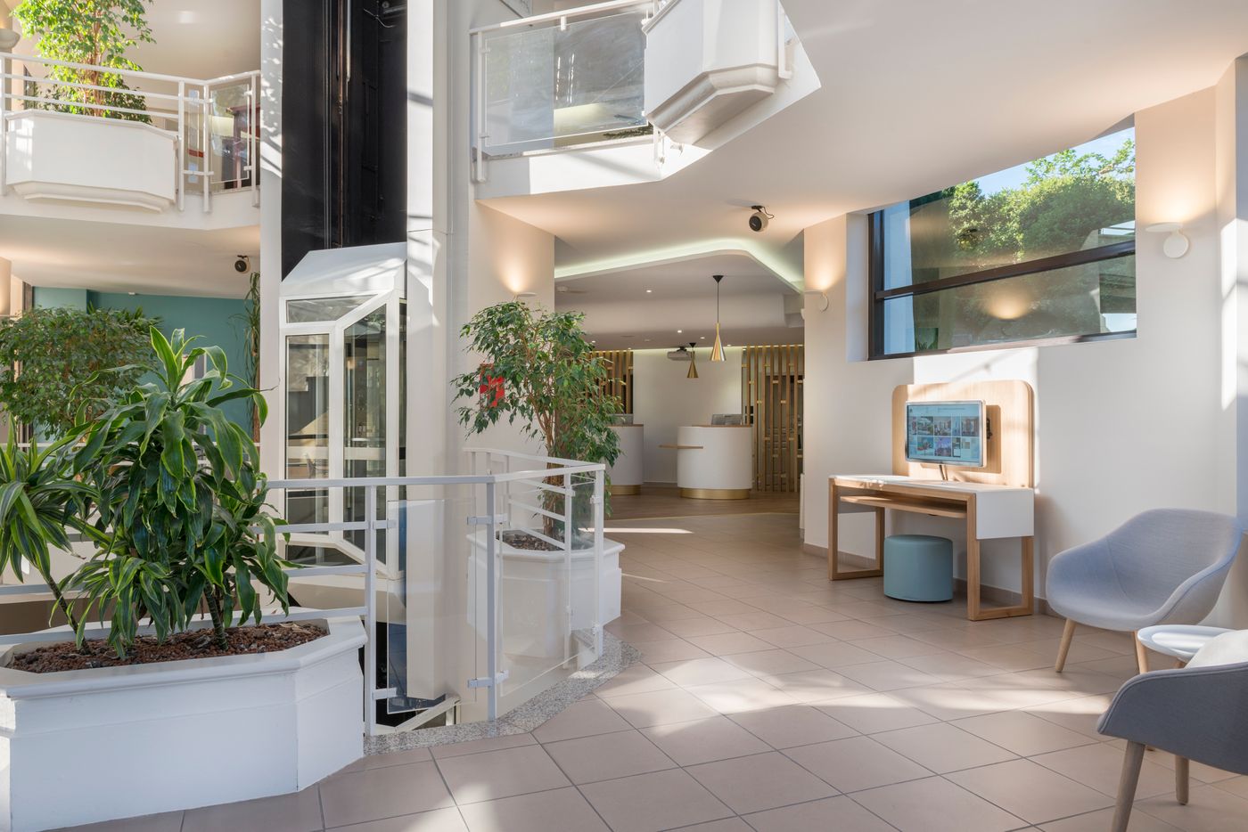 Les-Jardins-de-Sainte-Maxime-Lobby-32