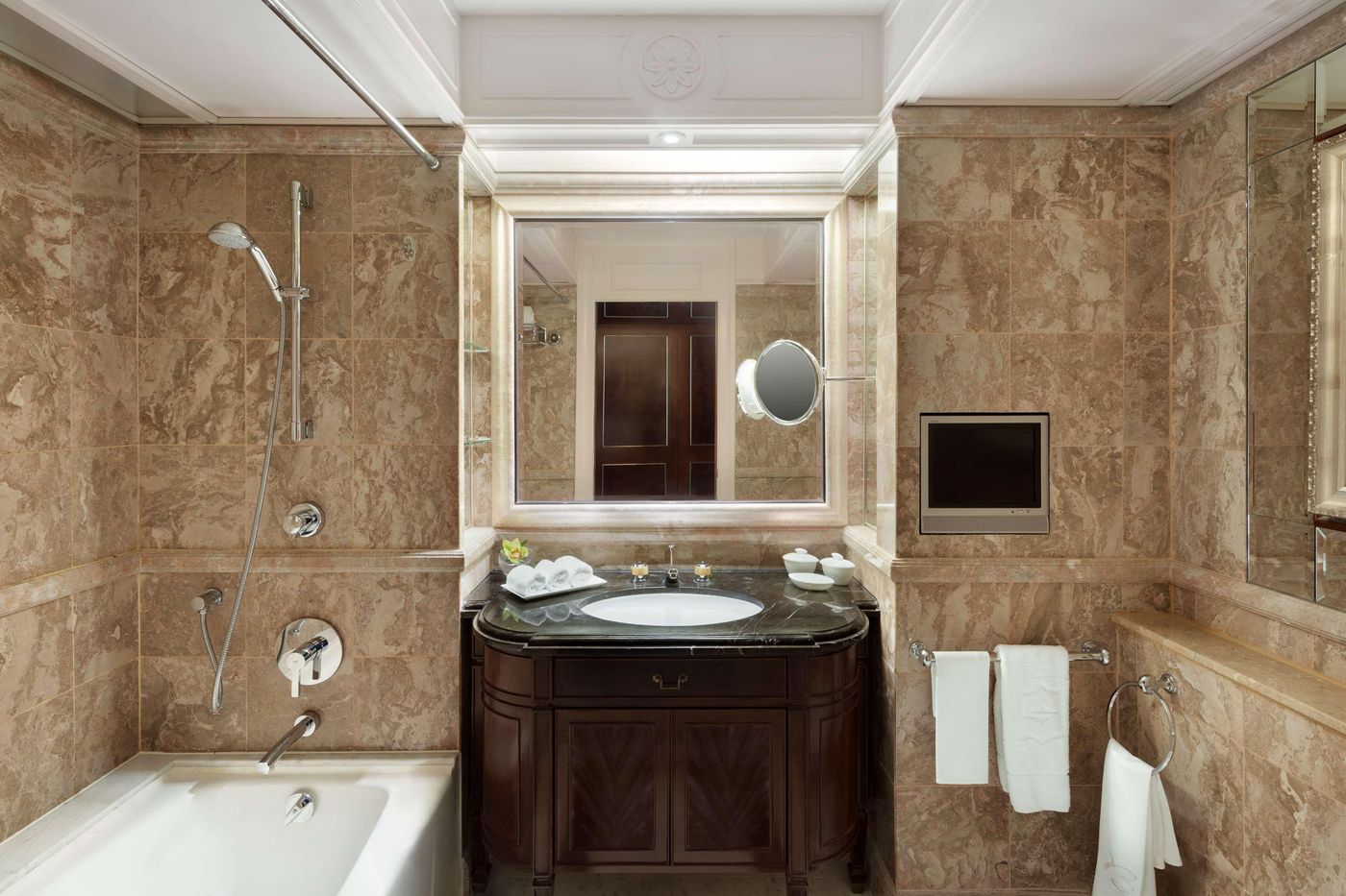 Island-Shangri-La-Hong-Kong-Room-45