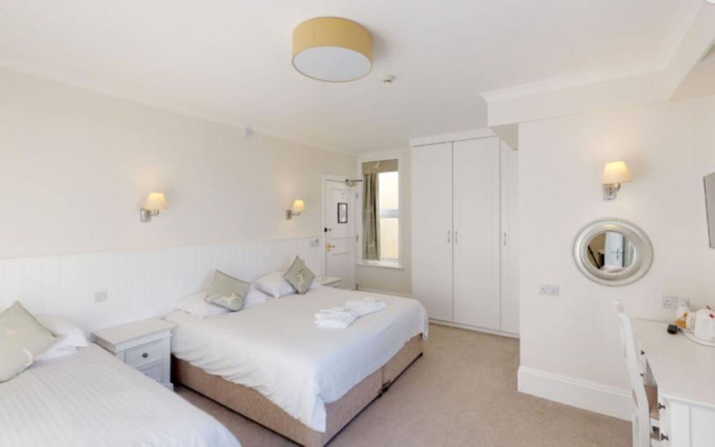 Ommaroo-Hotel-Room-11