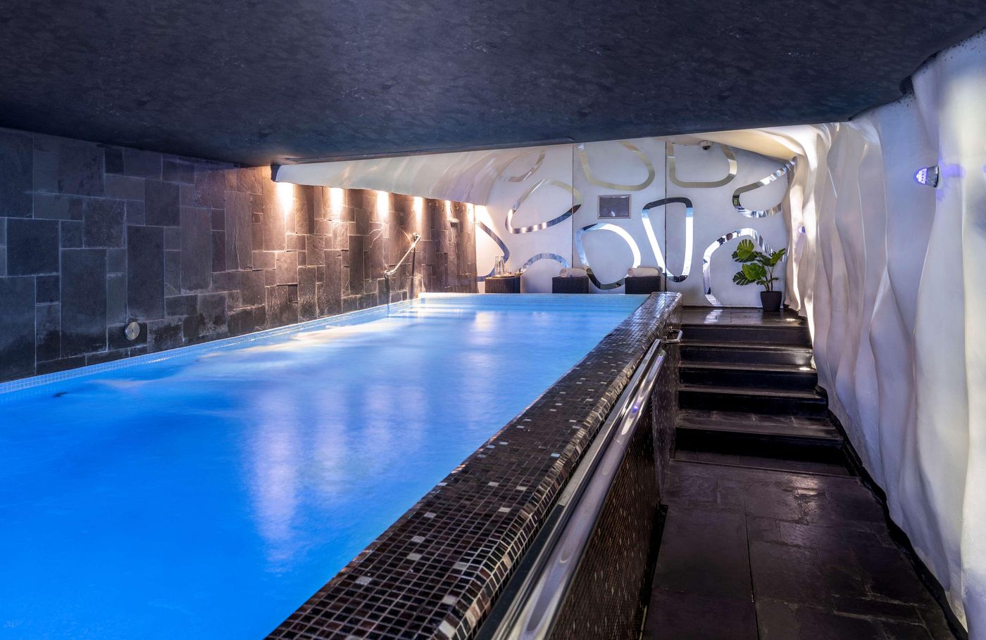 NH-Collection-Budapest-City-Center-Pool-78