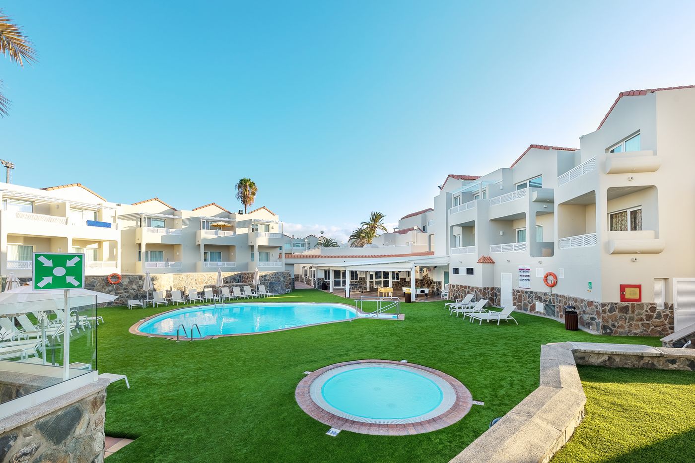 Apartamentos-Koala-Garden-LIVVO-Home-Collection-Pool-9