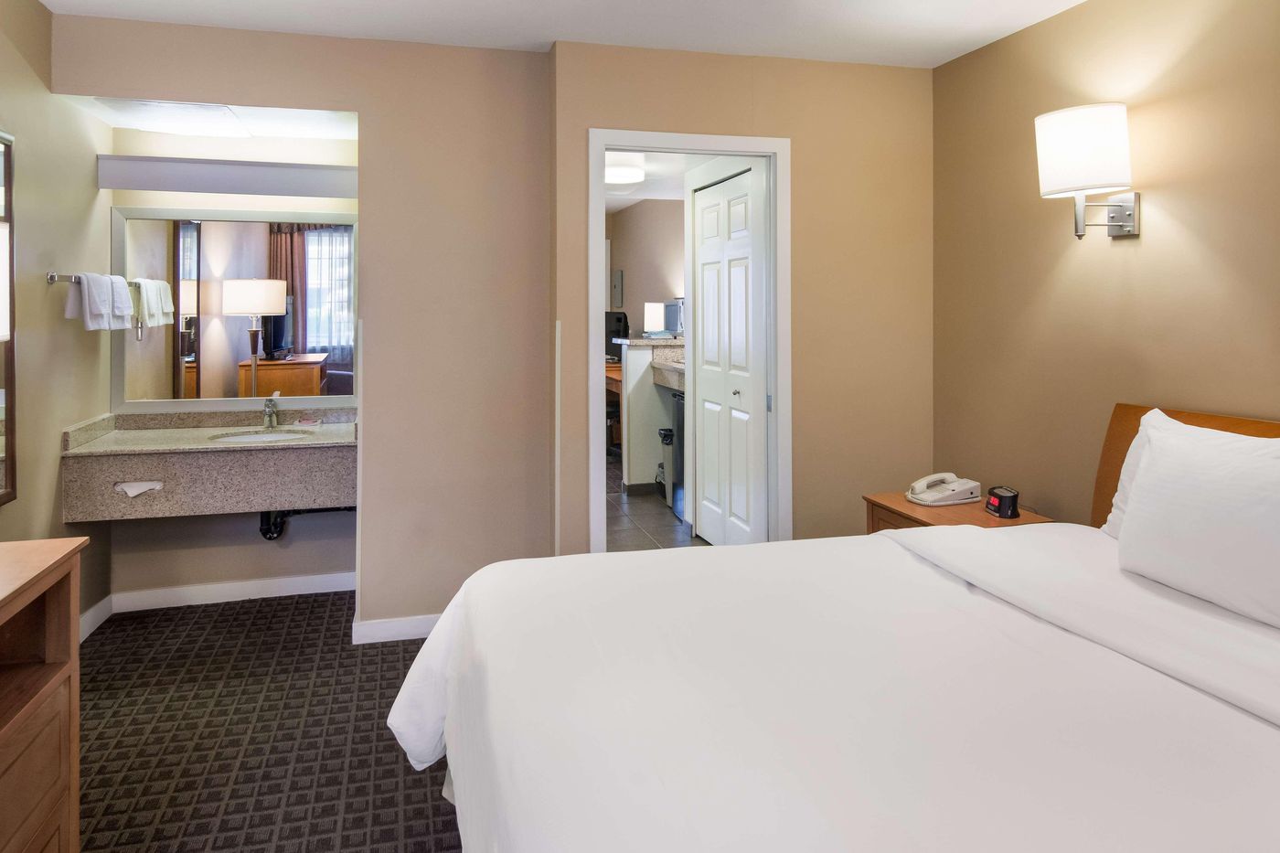 SureStay-by-Best-Western-North-Vancouver-Capilano-Room-13