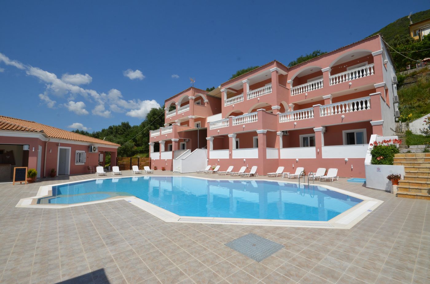 Paradiso-Aparthotel-Pool-5