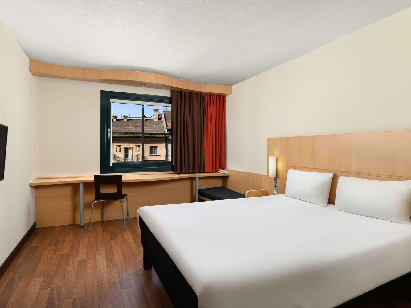 Ibis-Hotel-Heroes-Square-Room-19