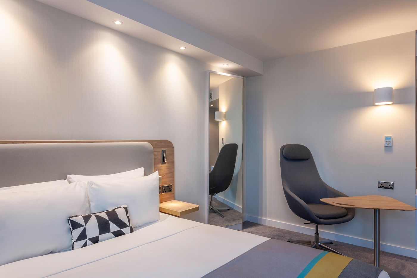 Holiday-Inn-Express-Hotel-Dublin-Airport-Room-28