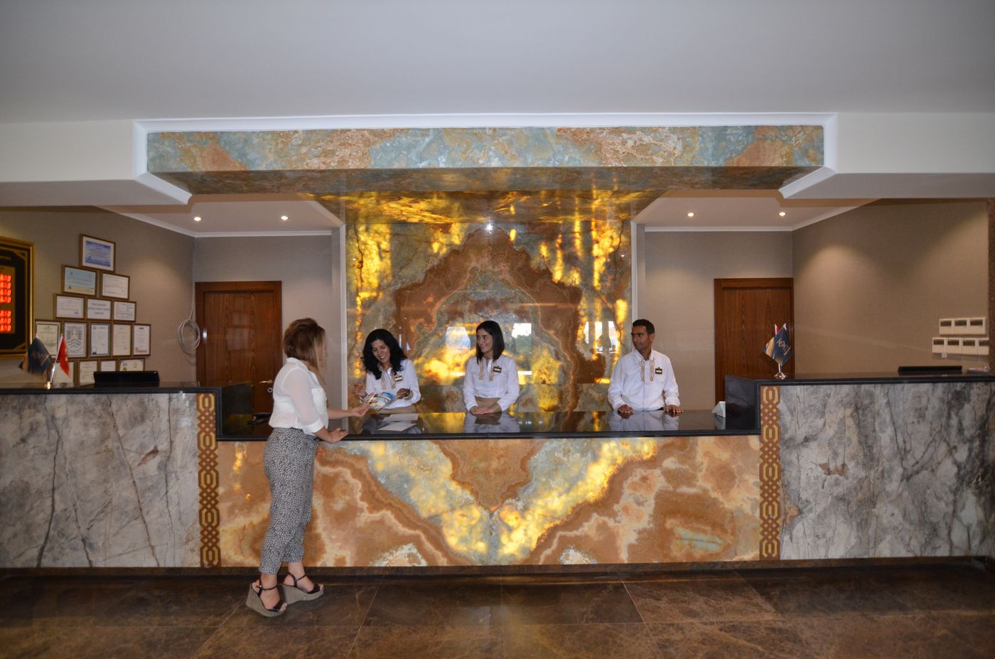 Azka-Otel-Lobby-60