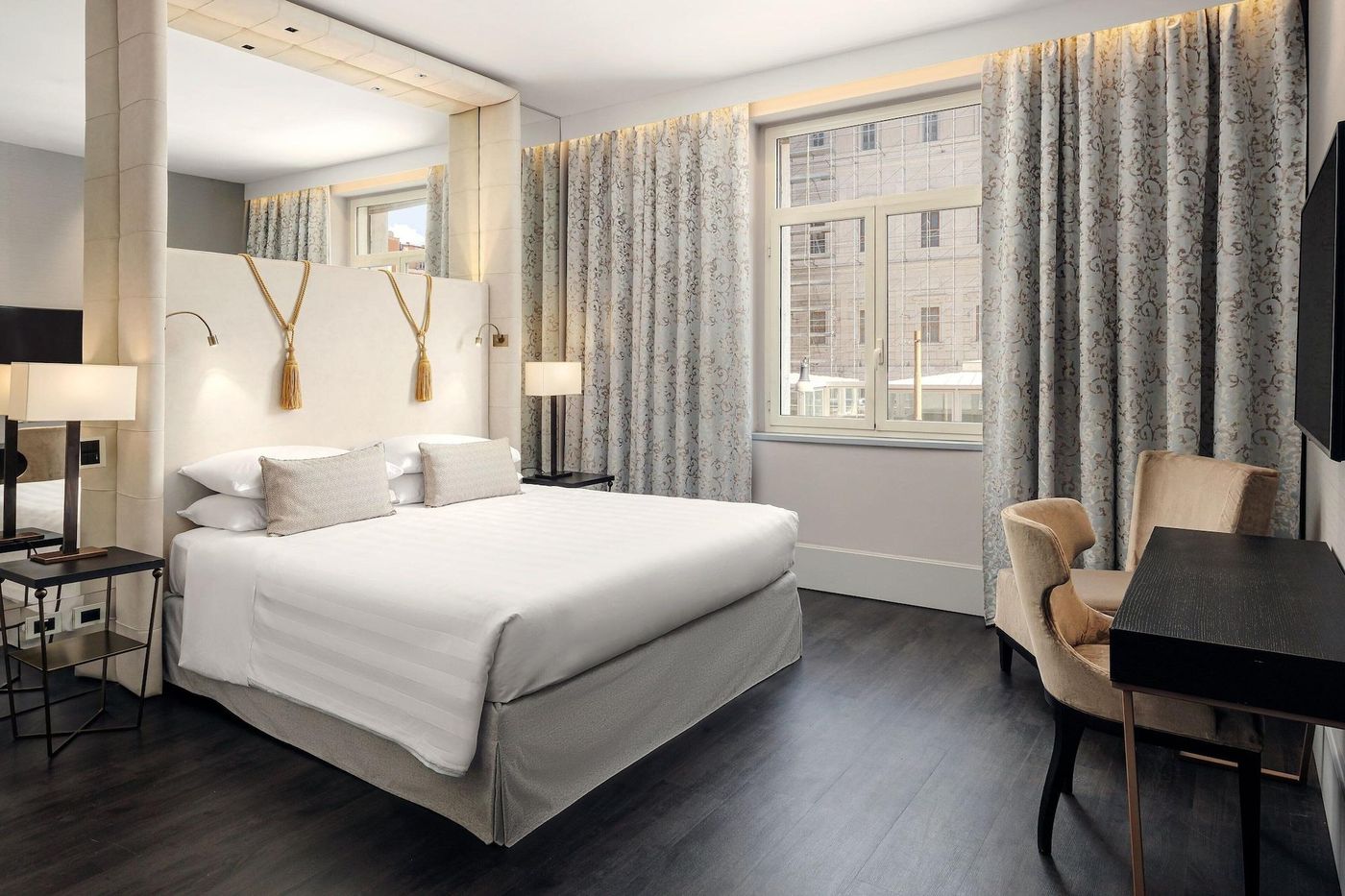 Sina-Bernini-Bristol--Autograph-Collection-Room-33