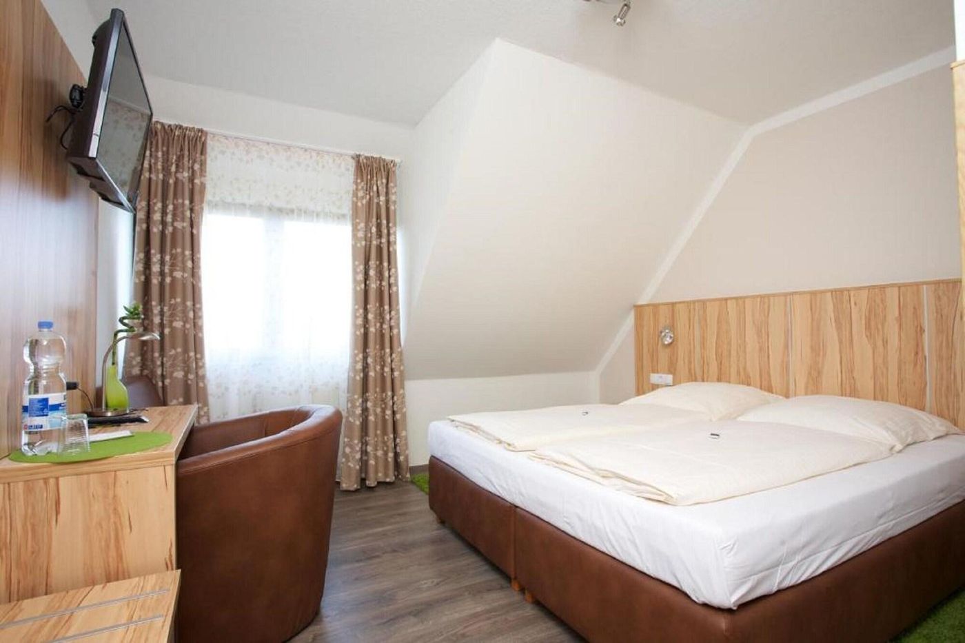 Hotel Reinhardtshof Garni-Germany-WOLFSCHLUGEN-Room-8
