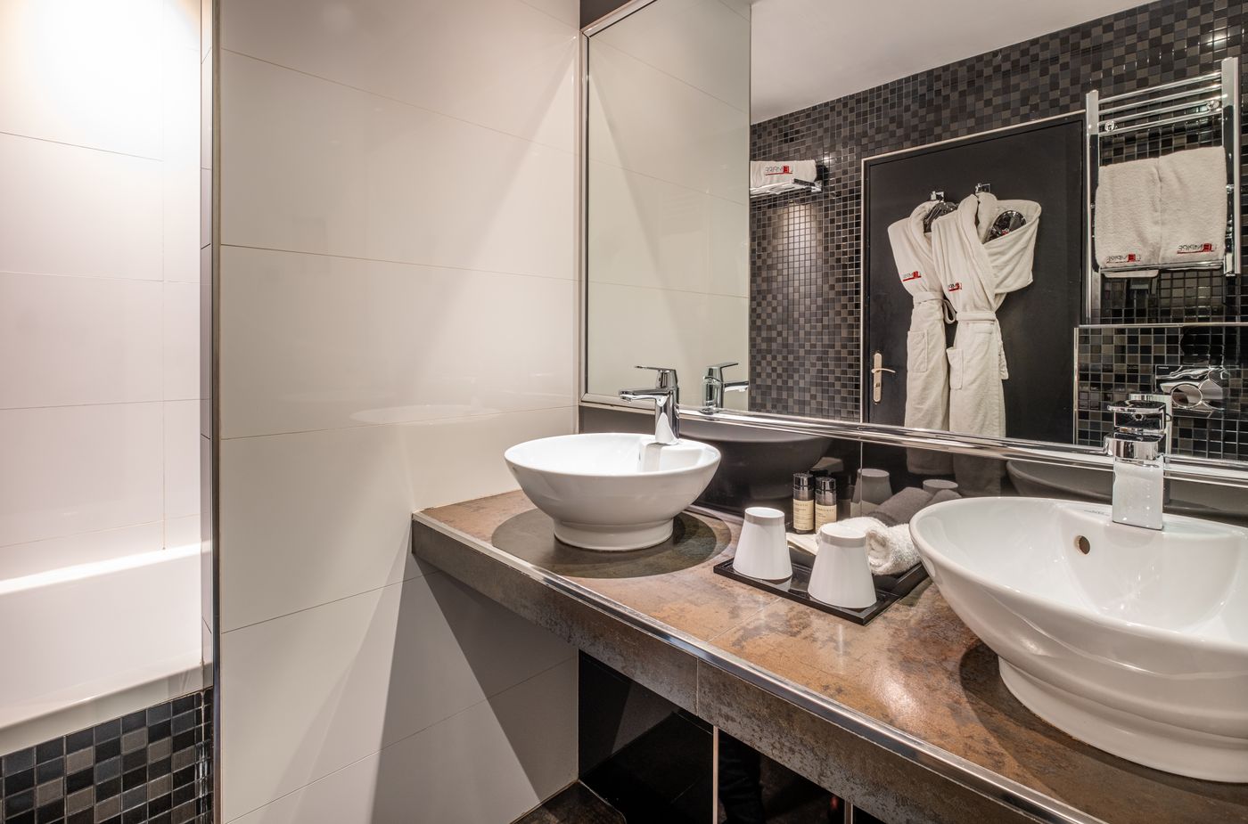 L-Empire-Paris-Room-35