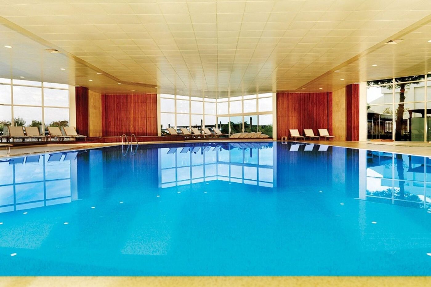 Renaissance-Polat-Istanbul-Pool-60