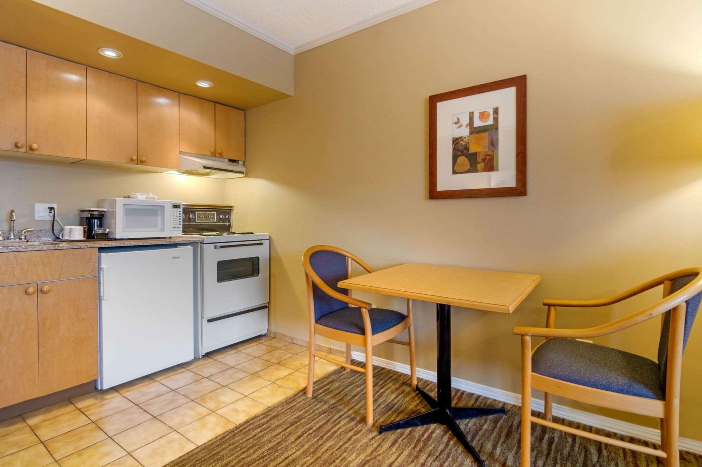 Econo-Lodge-Inn---Suites-N--Vancouver-Room-8