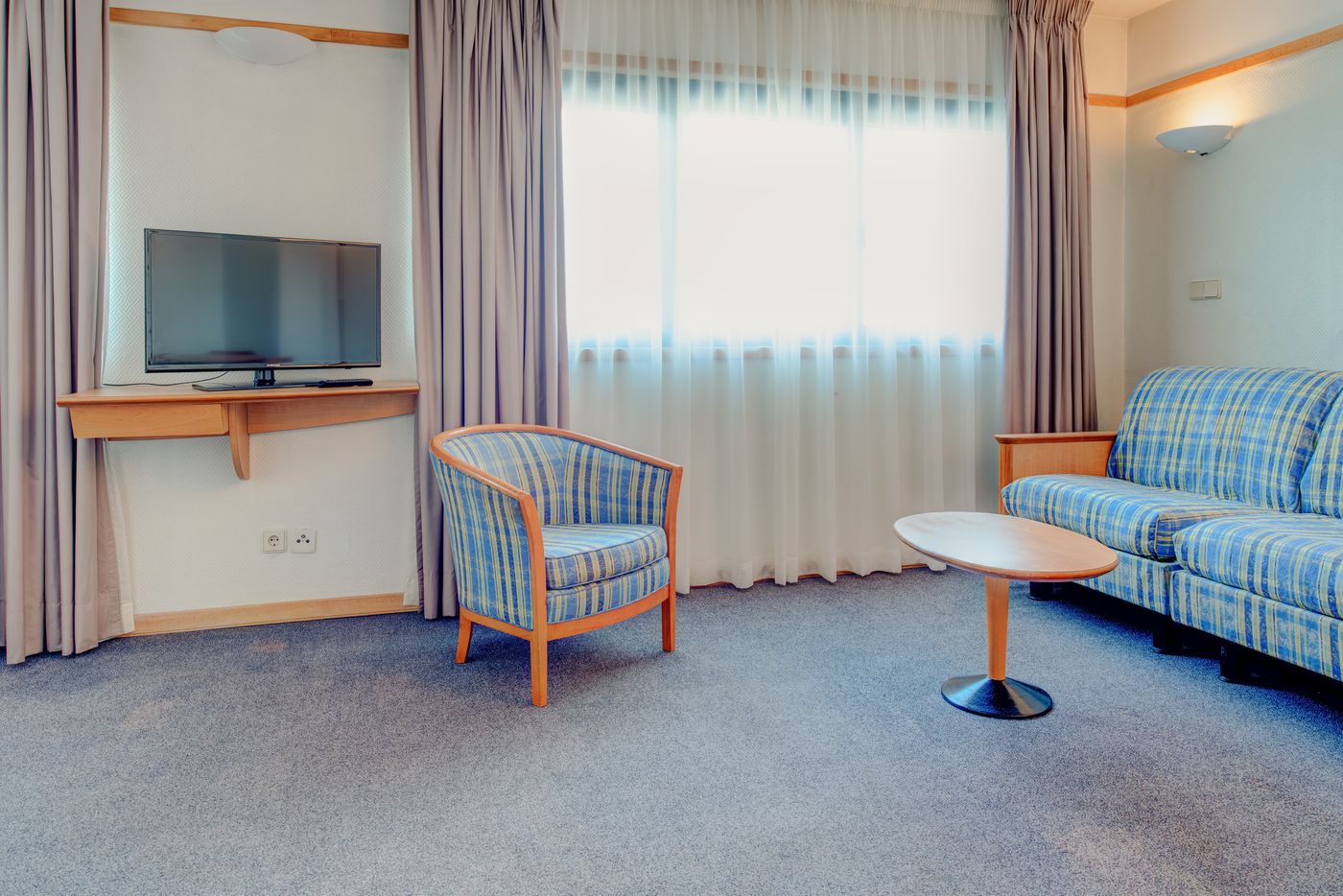 VIP-Executive-Suites-Eden-Room-25