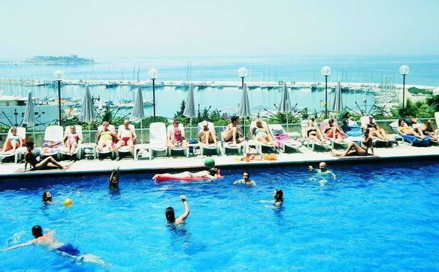 Suhan-Seaport-Hotel-Pool-7