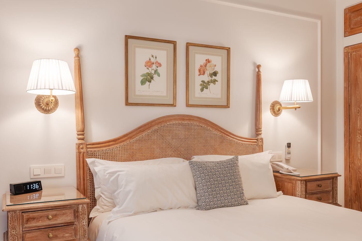 Manos-Stephanie-Hotel-Room-26