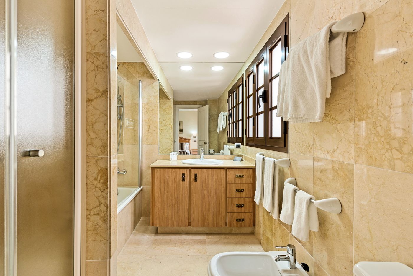 Macdonald-Villacana-Club-Room-37