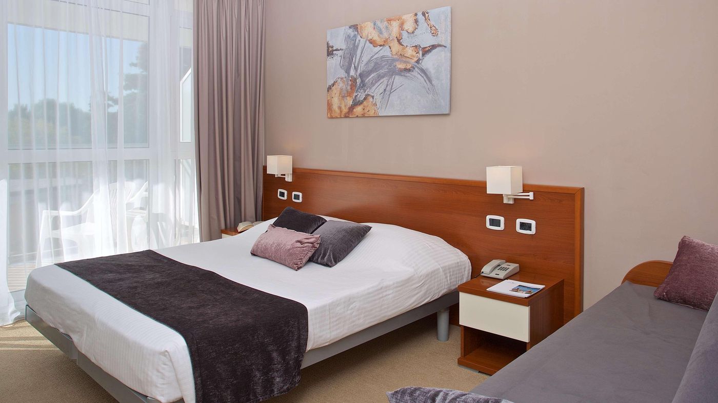 Hotel-Holiday-Room-30