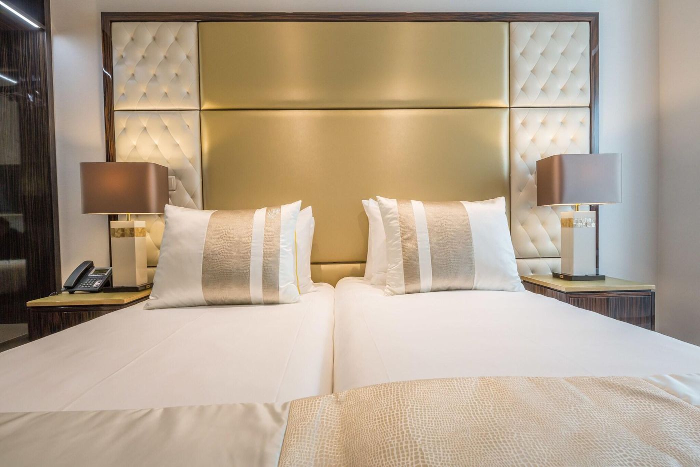 Meraprime-Gold-Design-Hotel-Room-3