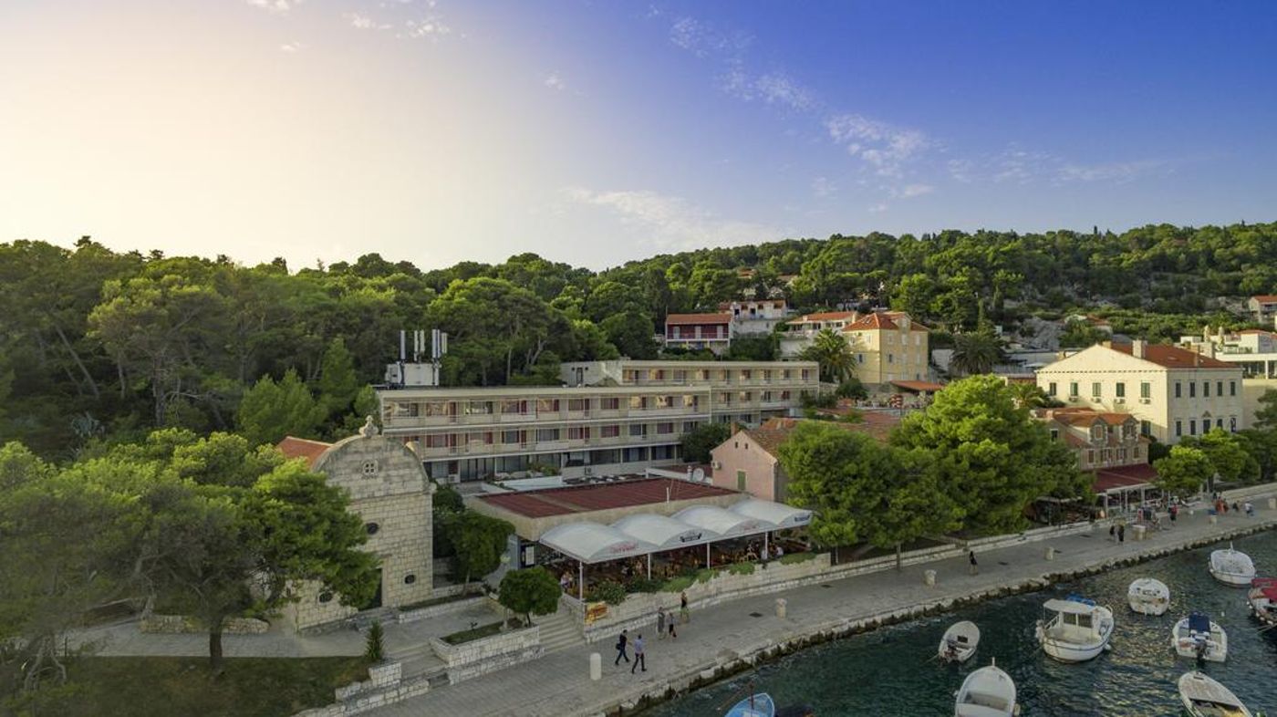 Delfin-Hvar-General-view-1