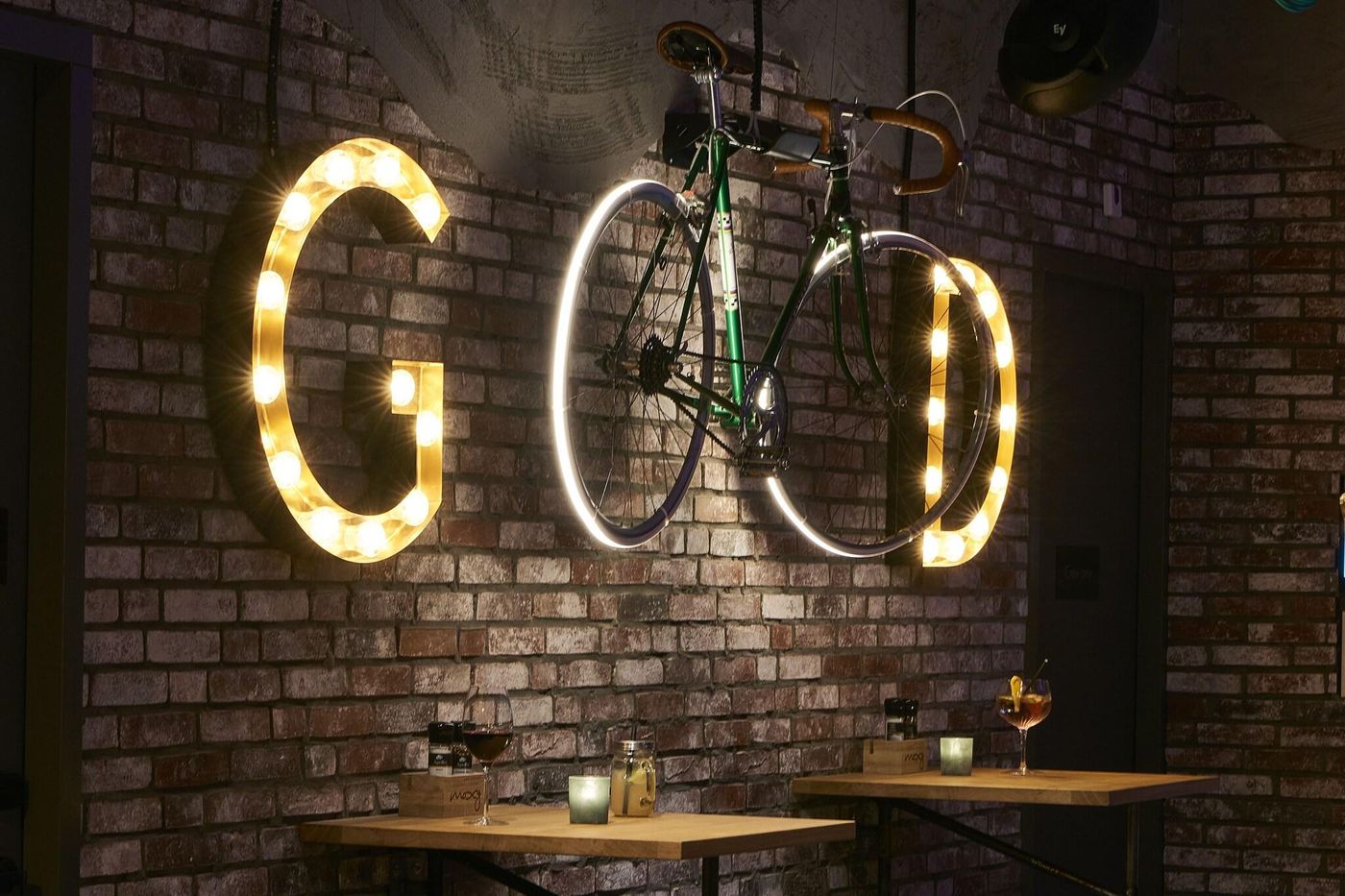 Moxy-Amsterdam-Schiphol-Airport-Bar-21