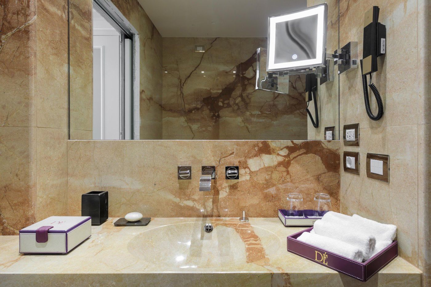 Des-Etrangers-Hotel---Spa-Room-40