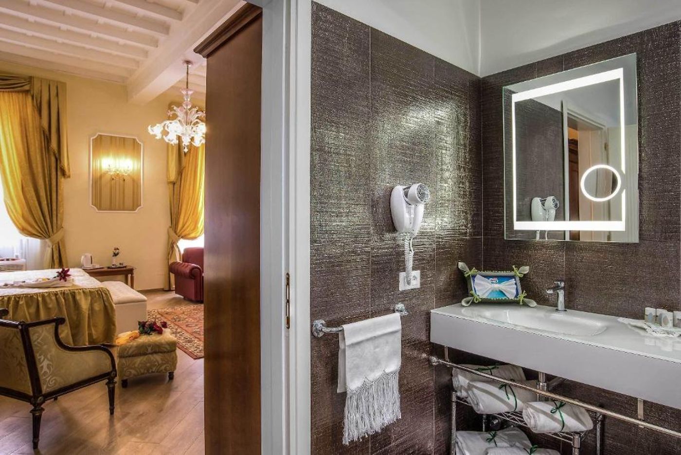Trevi-Rome-Suite-Room-22