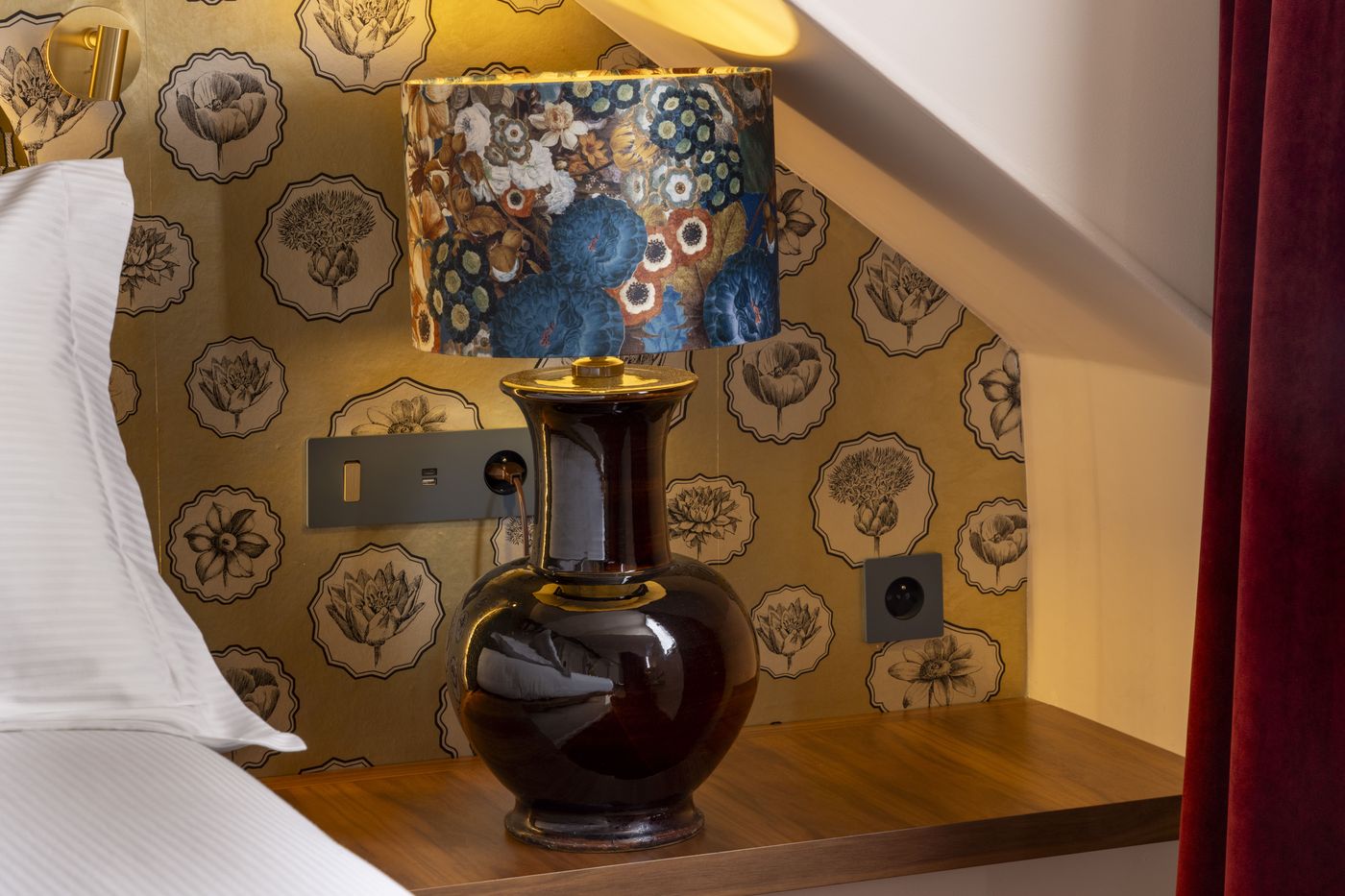 Hotel-L-de-Lutece-Room-8