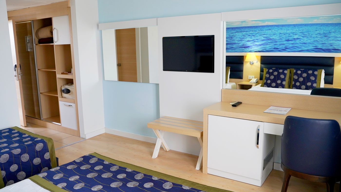 Club-Aqua-Plaza-Room-42