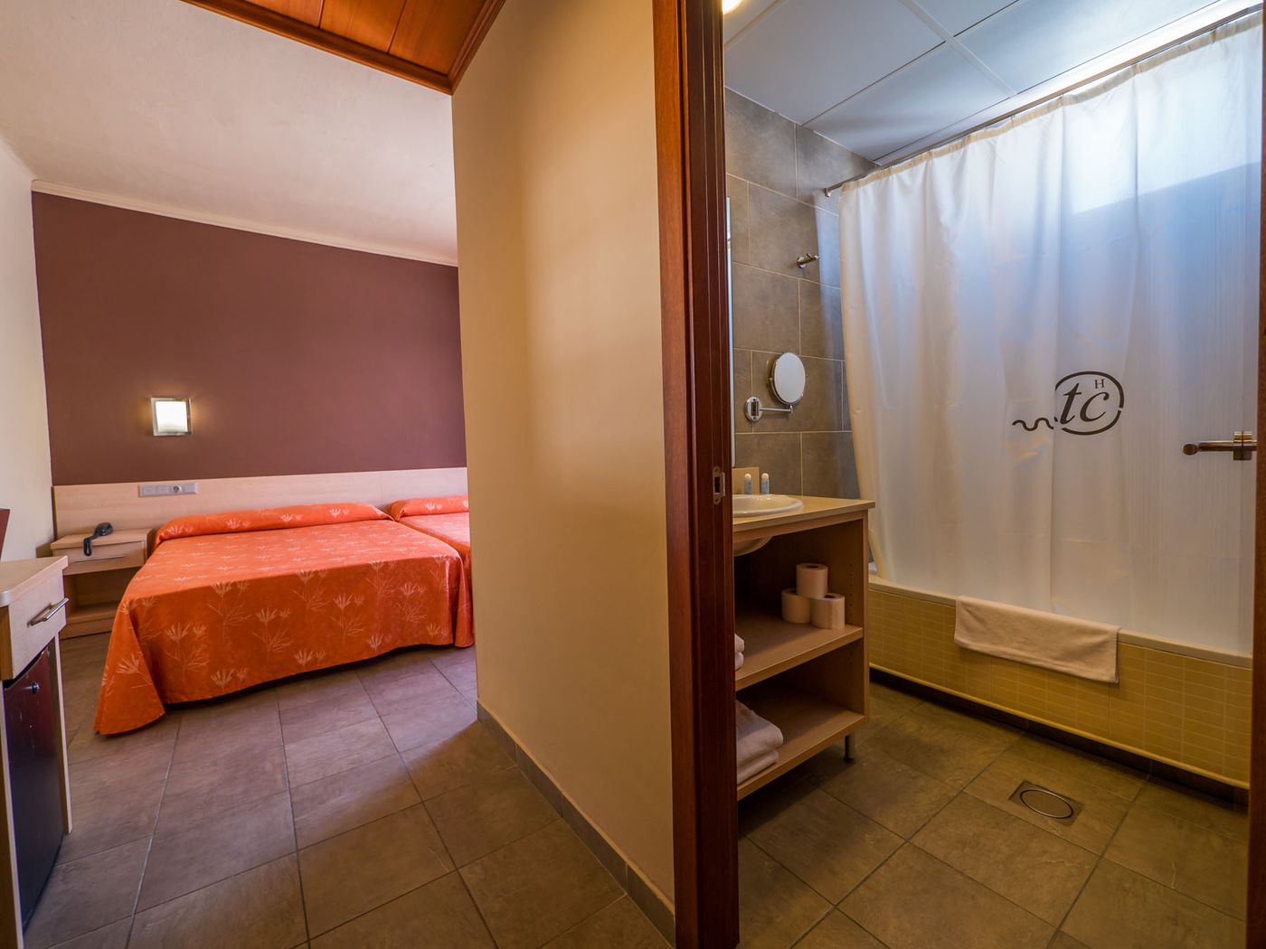 Tossa-Beach---Center-Room-20