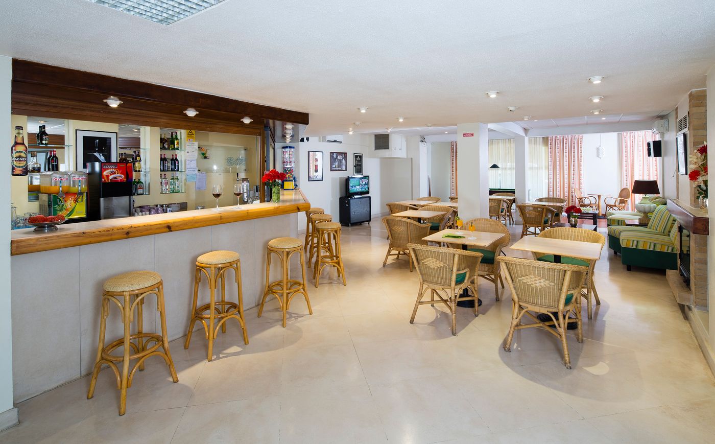 Cheerfulway-Valmangude-Jardim-Apartamentos-Bar-13