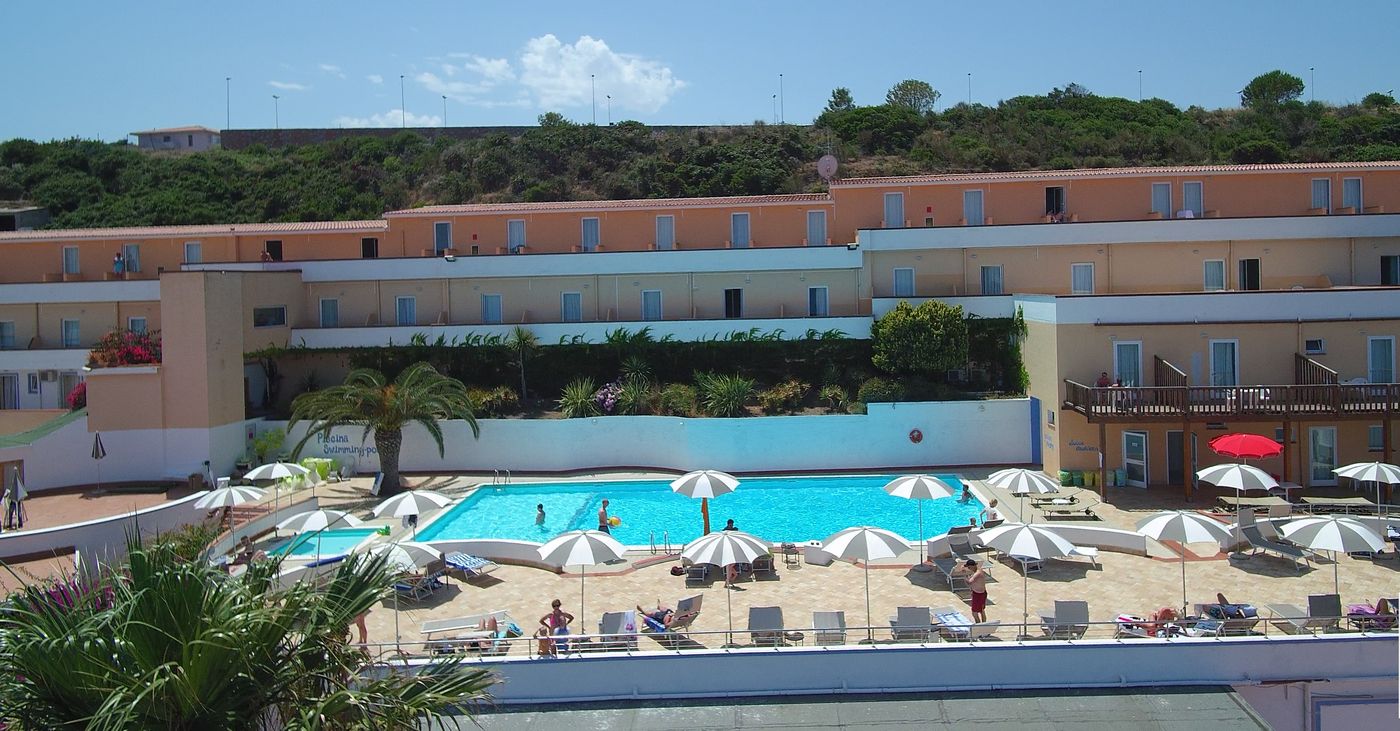 Pedraladda-Hotel-Pool-2