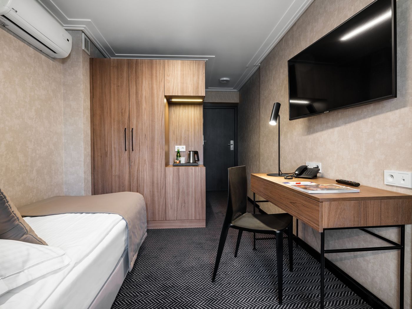 Logos-Hotel-Room-28