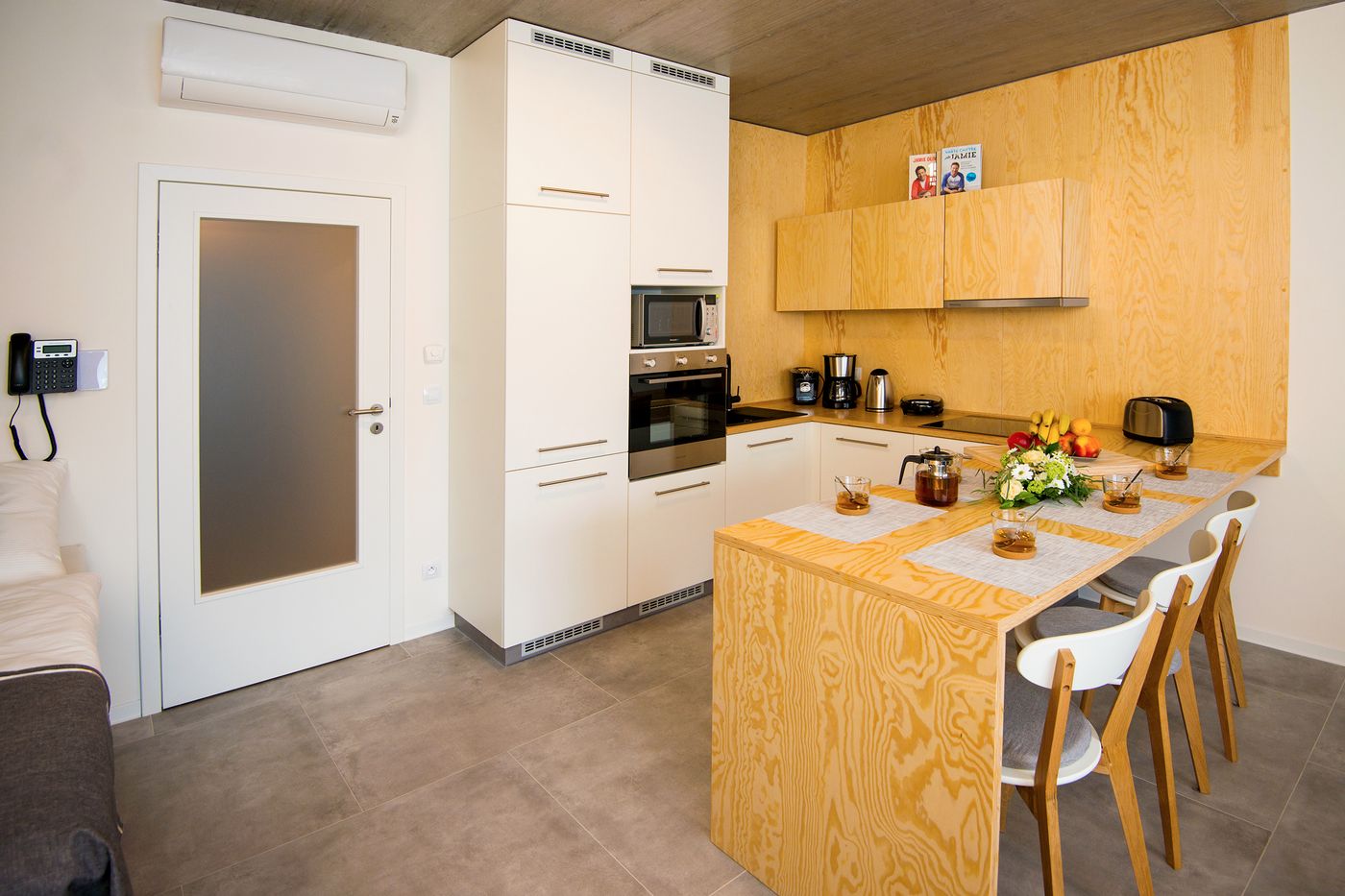 Residence-Trafick-Room-8