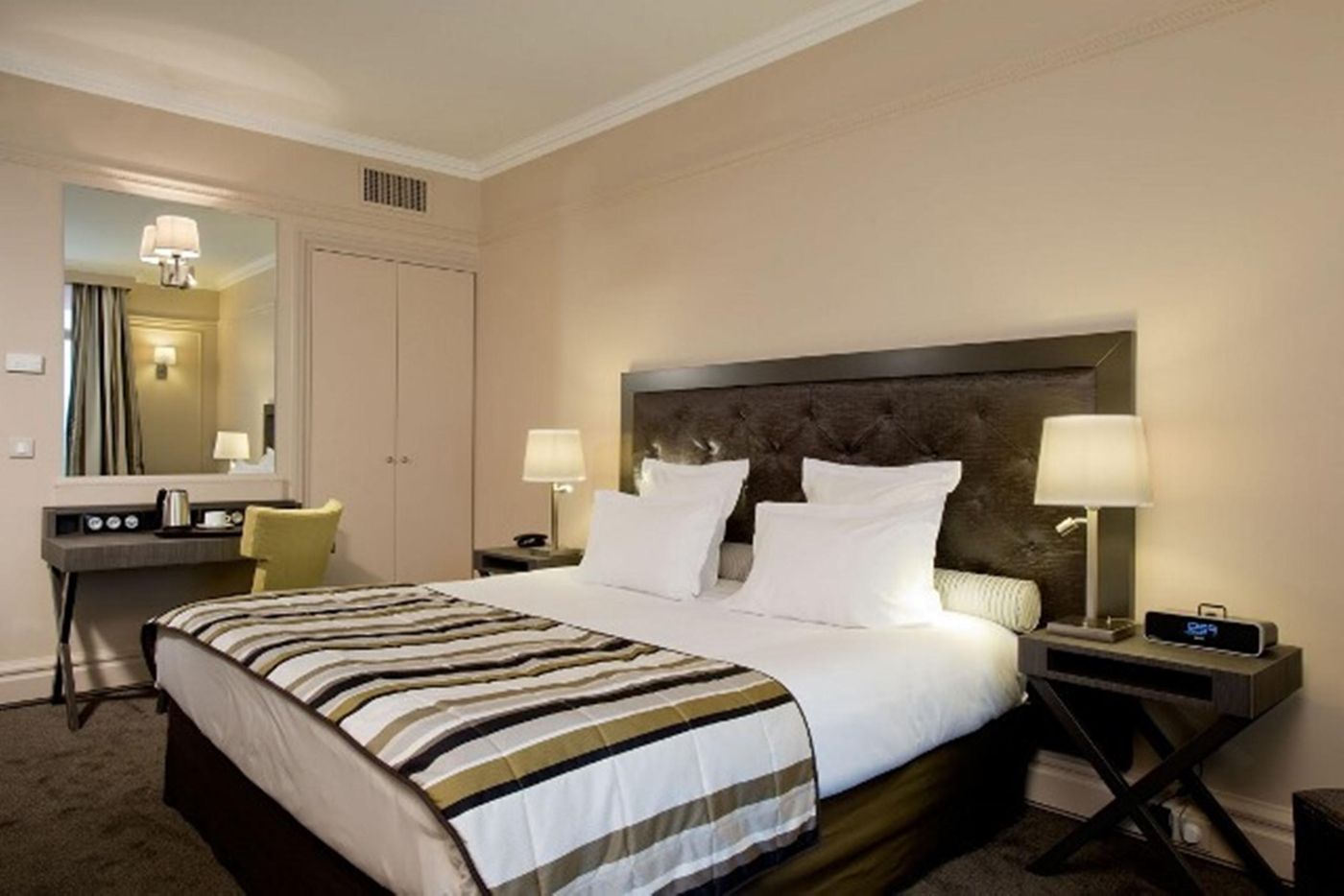 California-Paris-Champs-Elys----es-Room-26