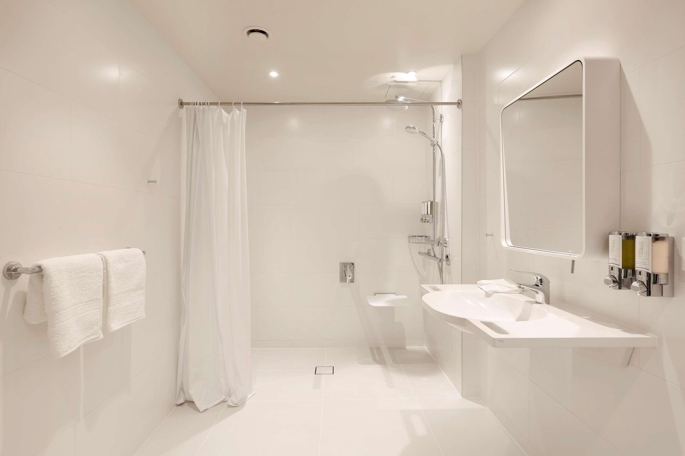 Hampton-By-Hilton-Krakow-Airport-Room-20