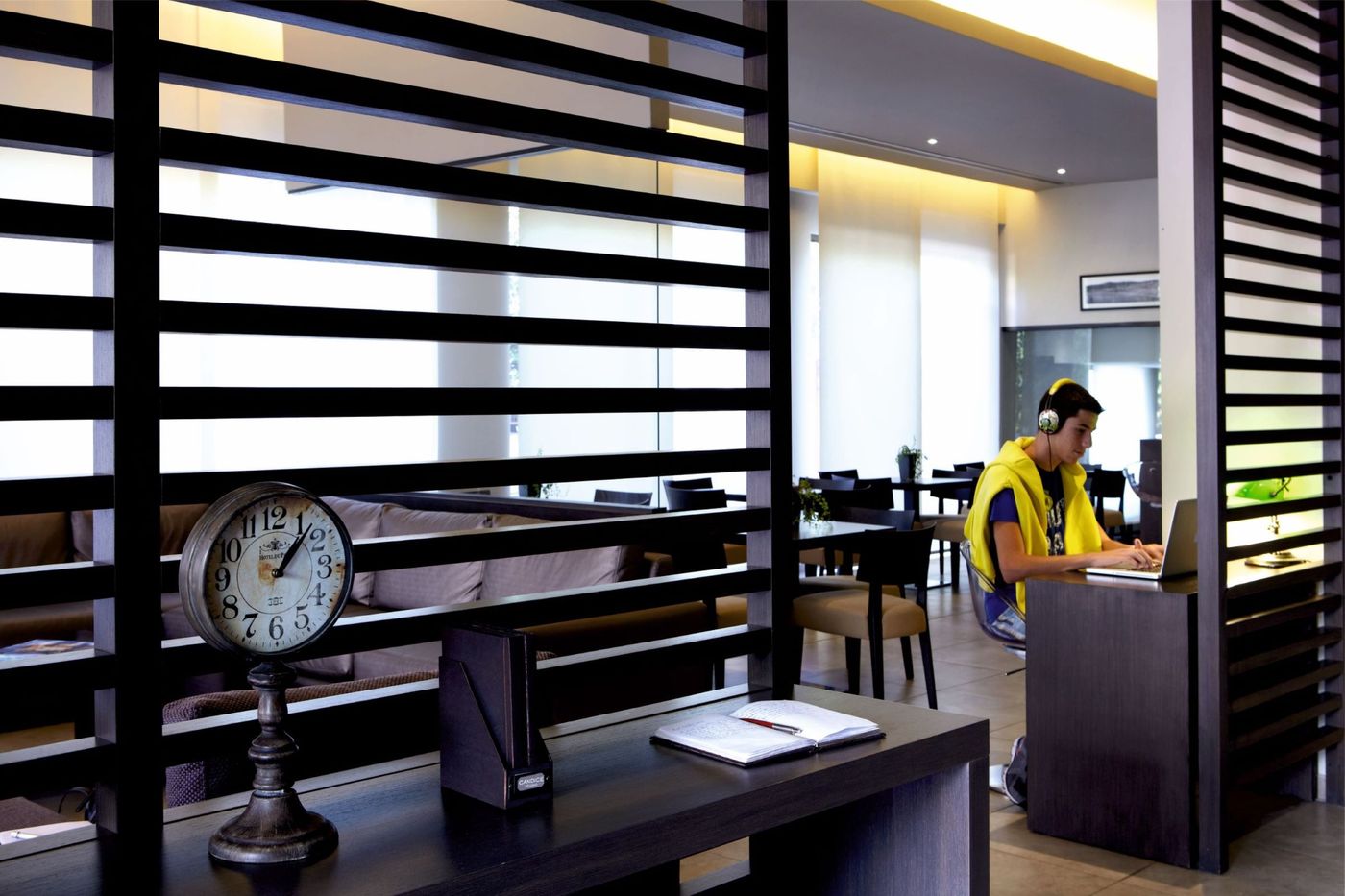 Mouikis-Hotel-Lobby-42