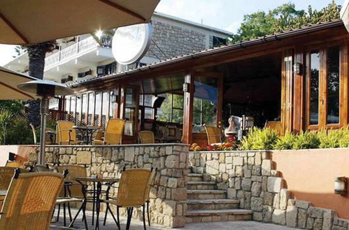 Dionysos Central Hotel