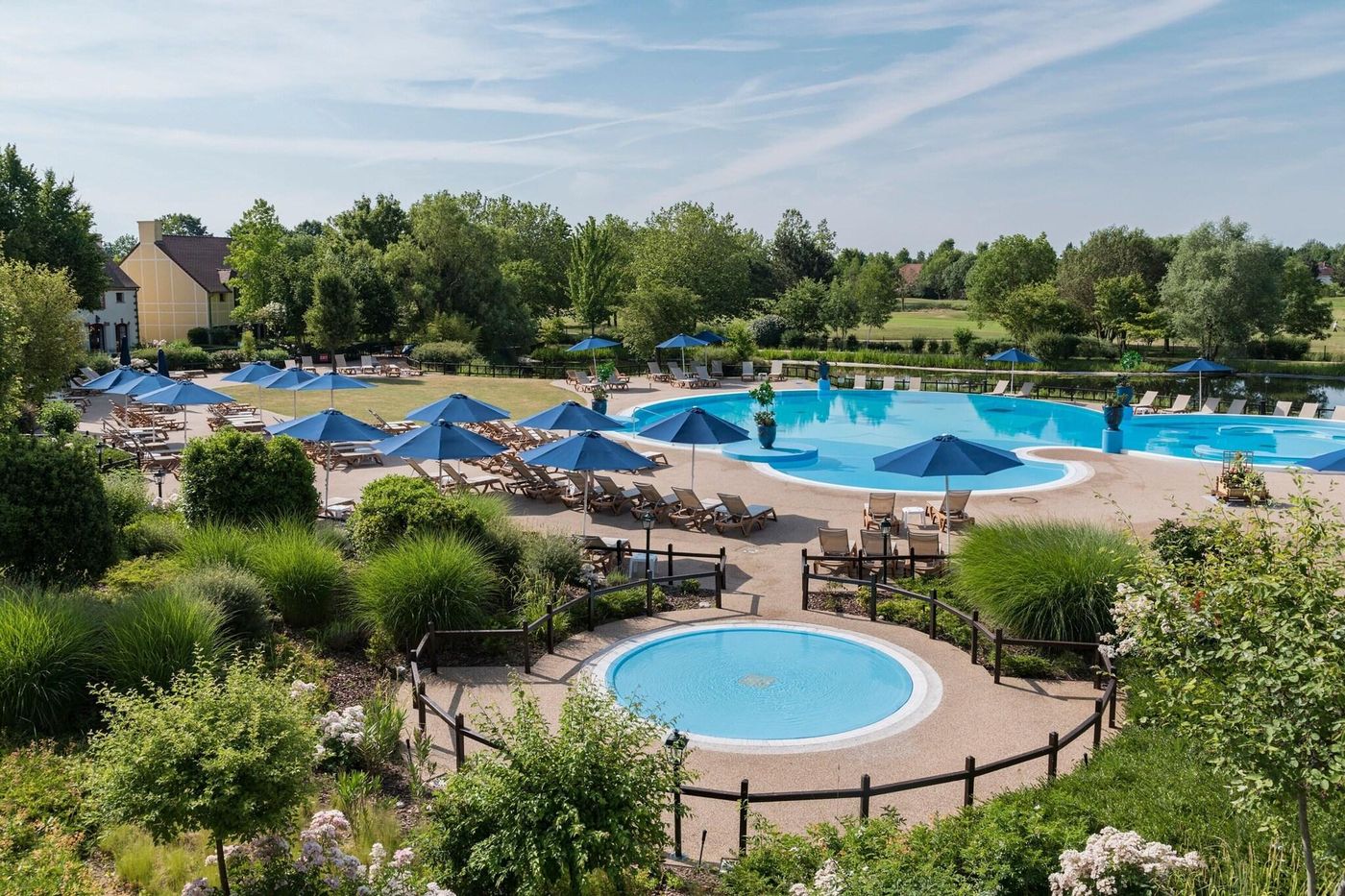 Marriott-s-Village-d-lle-de-France-Pool-27